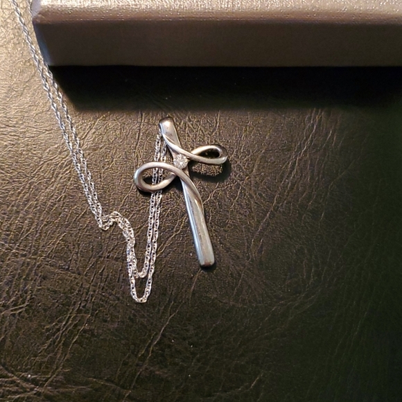 Peoples loop cross diamond necklace. - Picture 2 of 3